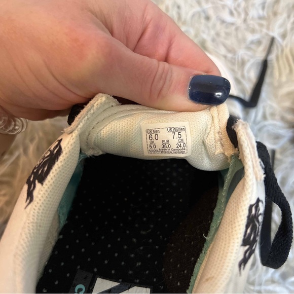 Vans comfy crush skull print sneakers. Women’s size 7.5 Men’s 6 - Picture 5 of 5